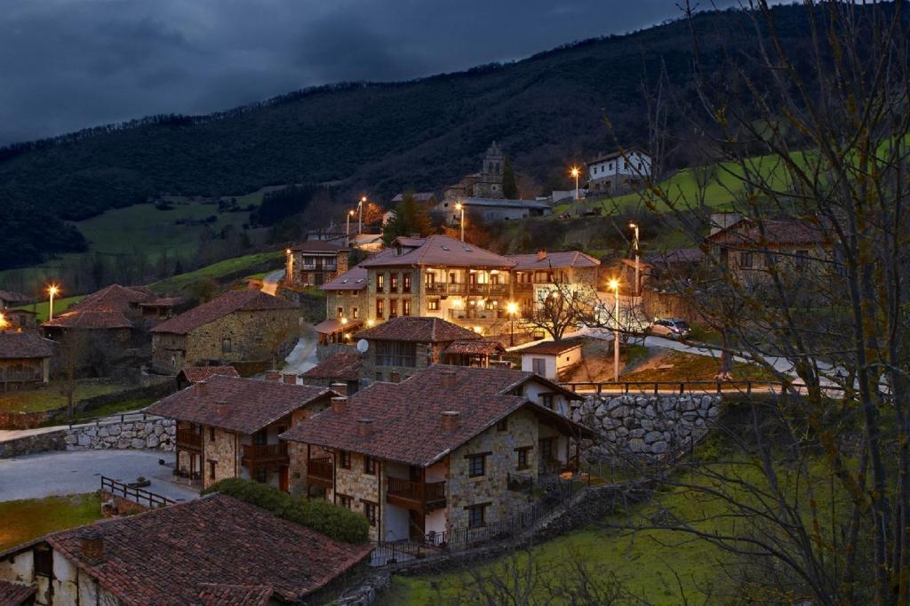 Posada Valle Del Oso Lerones Exterior photo